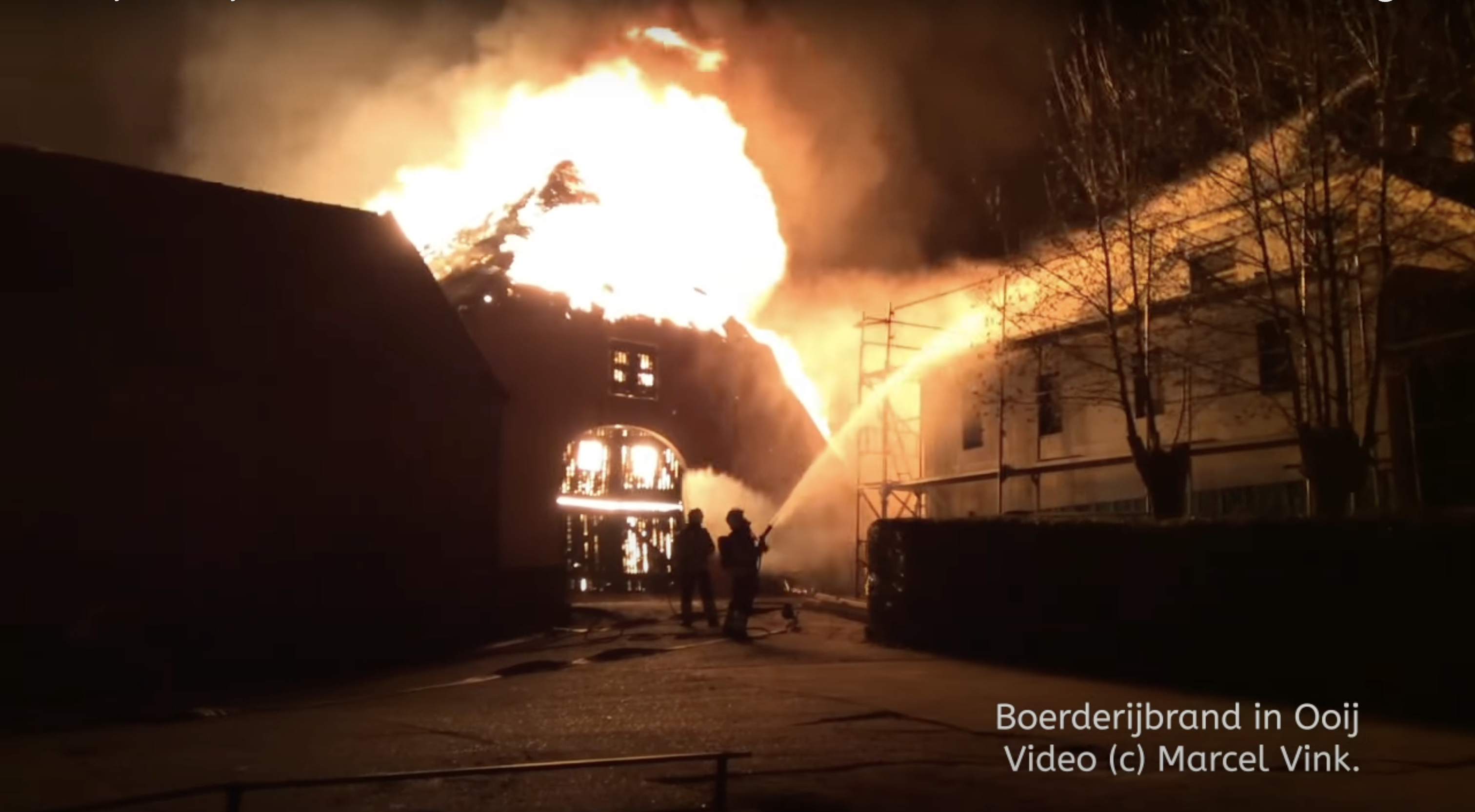 Dramatische vuurzee vernietigt woonboerderij totaal
