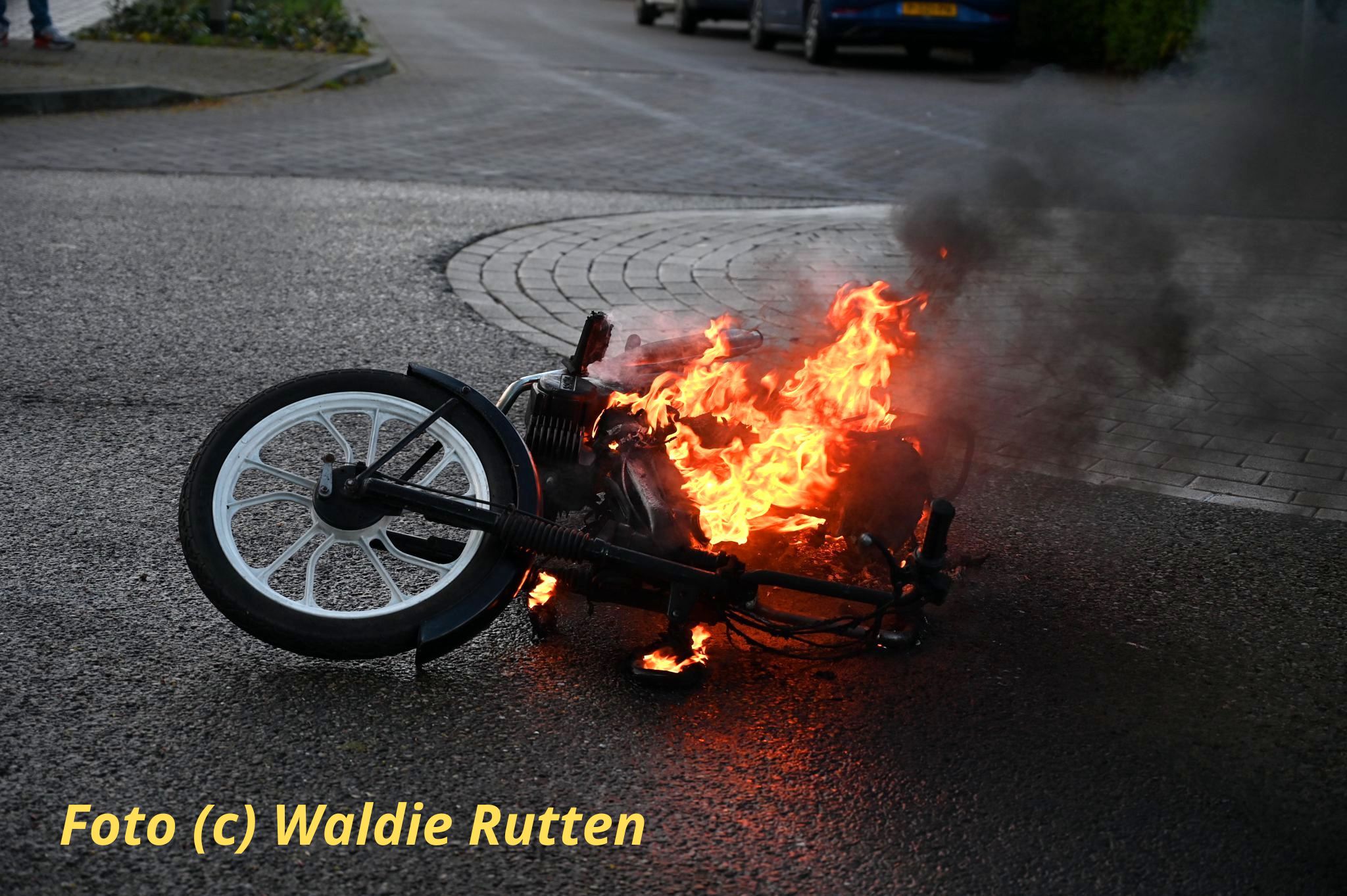 Bromfiets vliegt spontaan in brand tijdens het rijden in Groesbeek