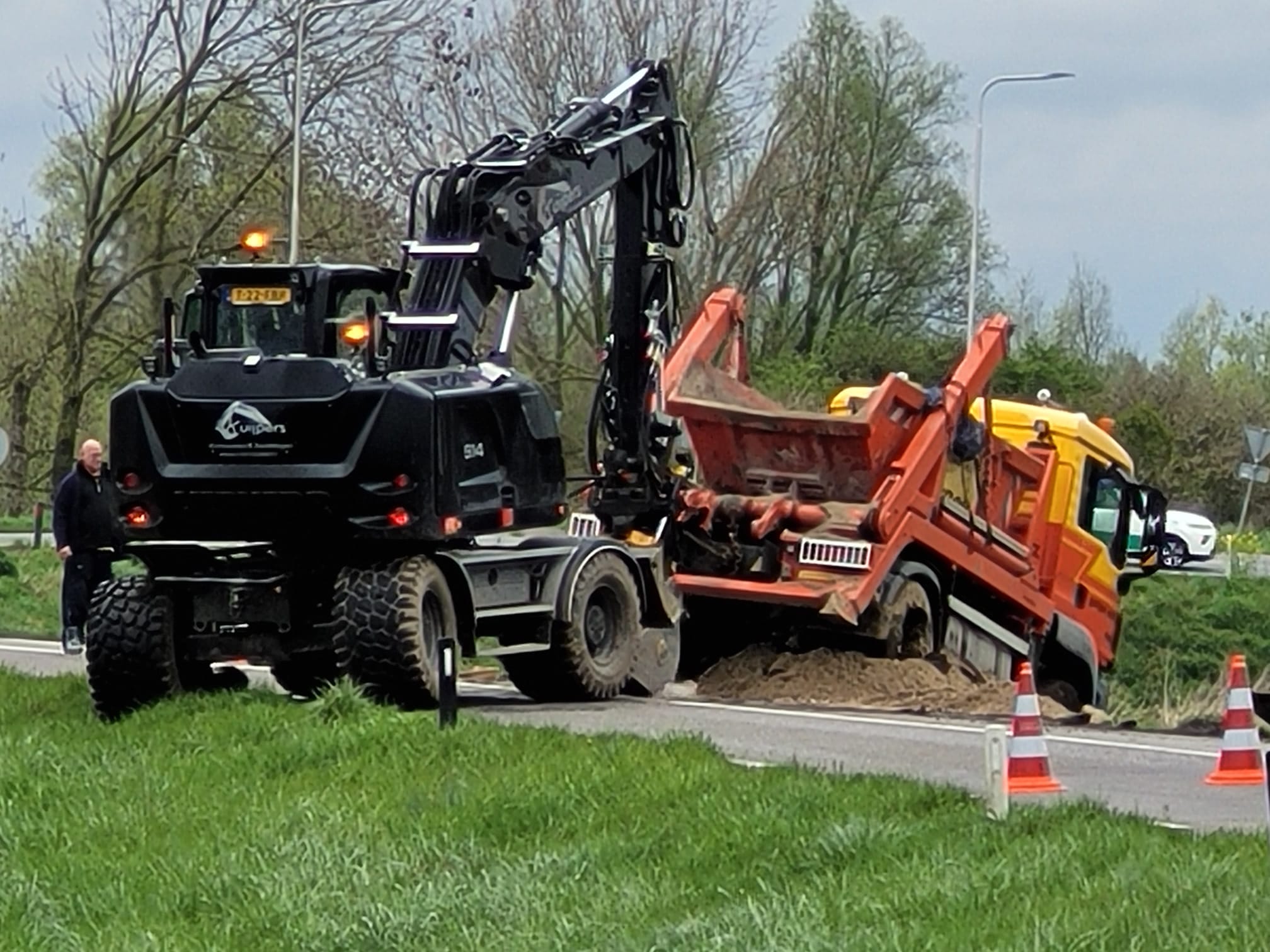 Vrachtwagen raakt van kapitteldijk in Leuth