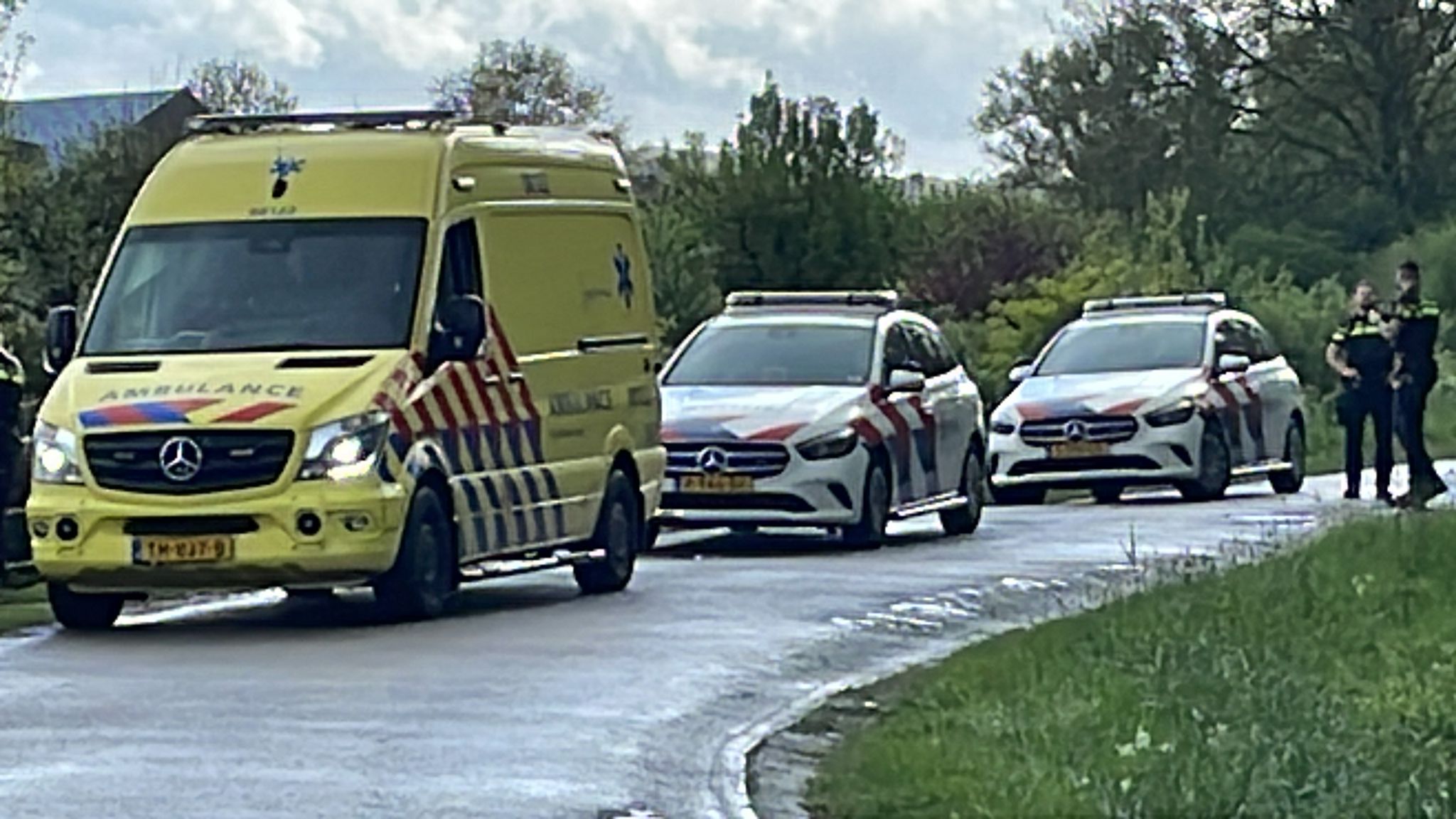 Fietser komt ten val nadat auto hem had ingehaald in Ooij