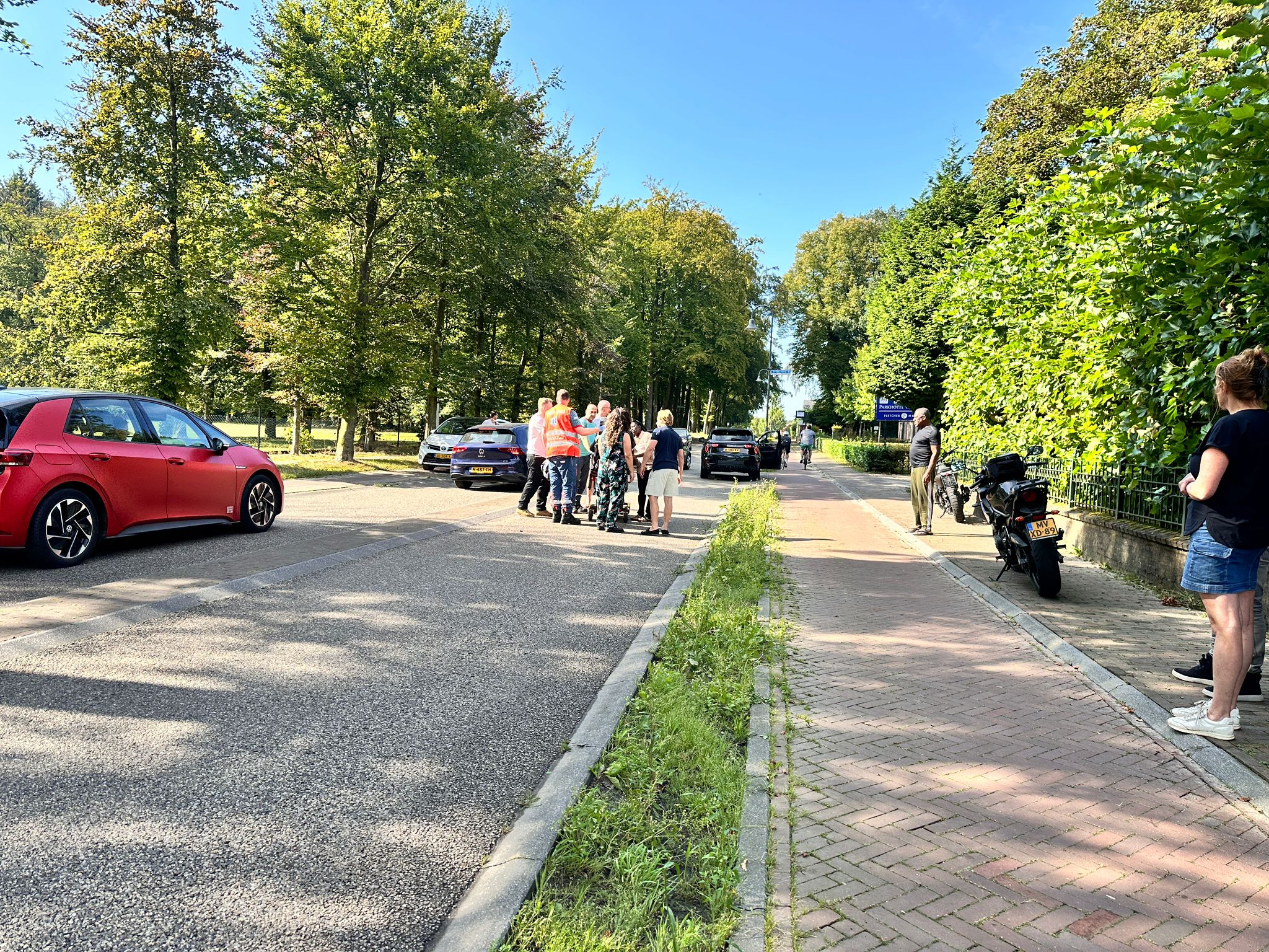 Ongeval tussen een auto en een motor op de Oude Kleefsebaan in Berg en Dal