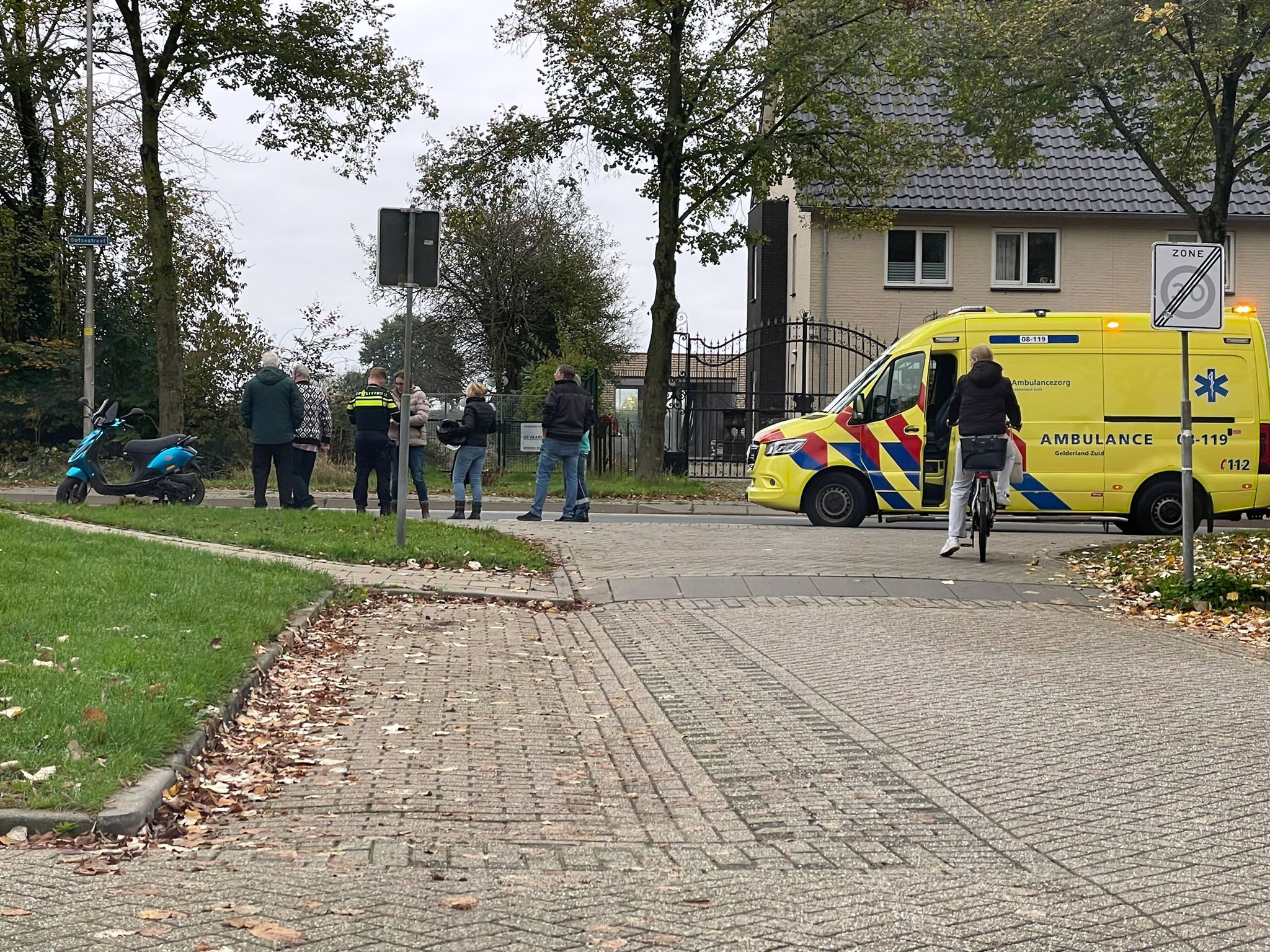 Aanrijding tussen auto en scooter op de Botsestraat in Leuth