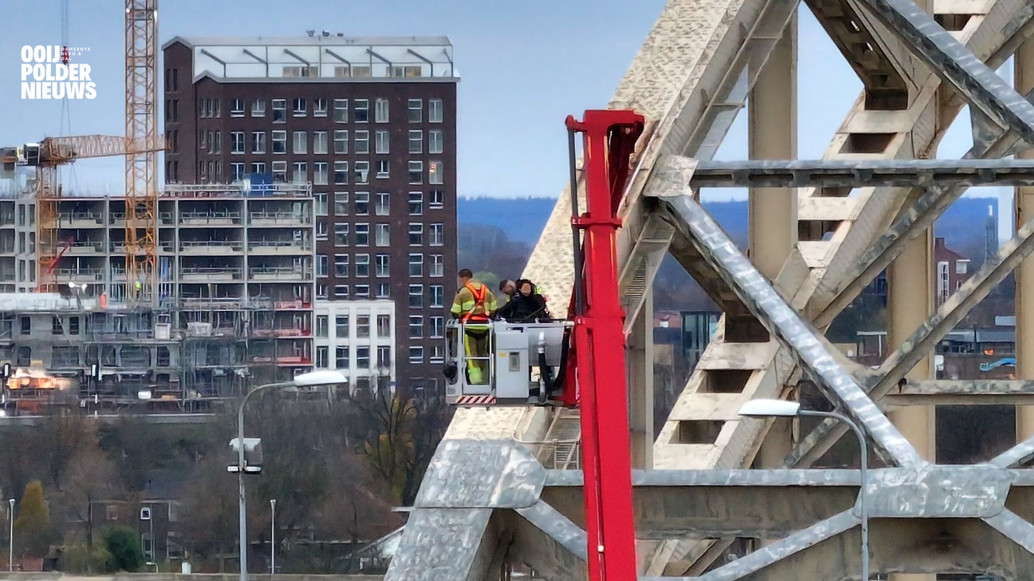 Vrouw klimt op Waalbrug en veroorzaakt verkeersopstopping