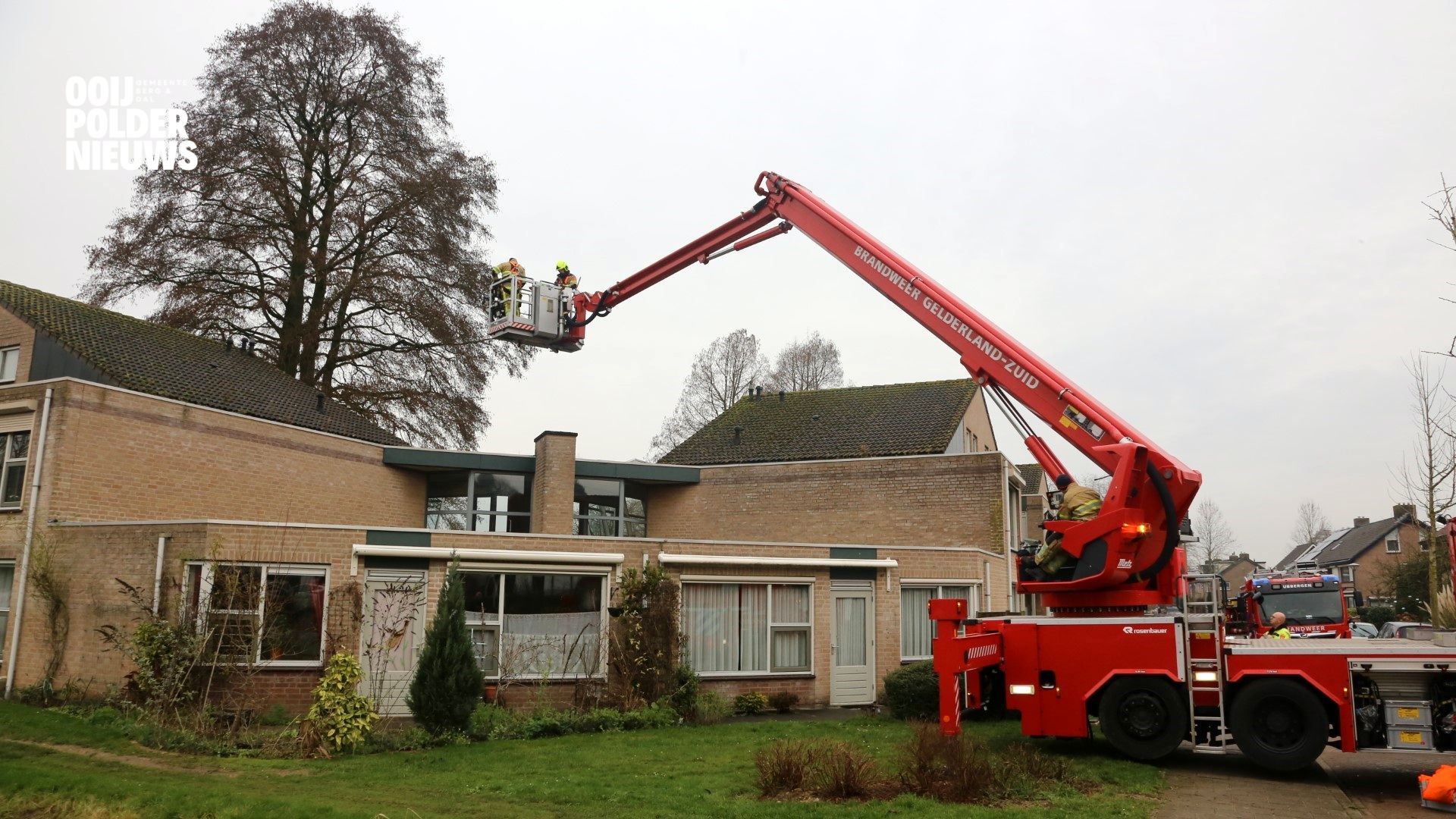 Brandweer rukt uit voor woningbrand aan de Oude Gracht in Beek