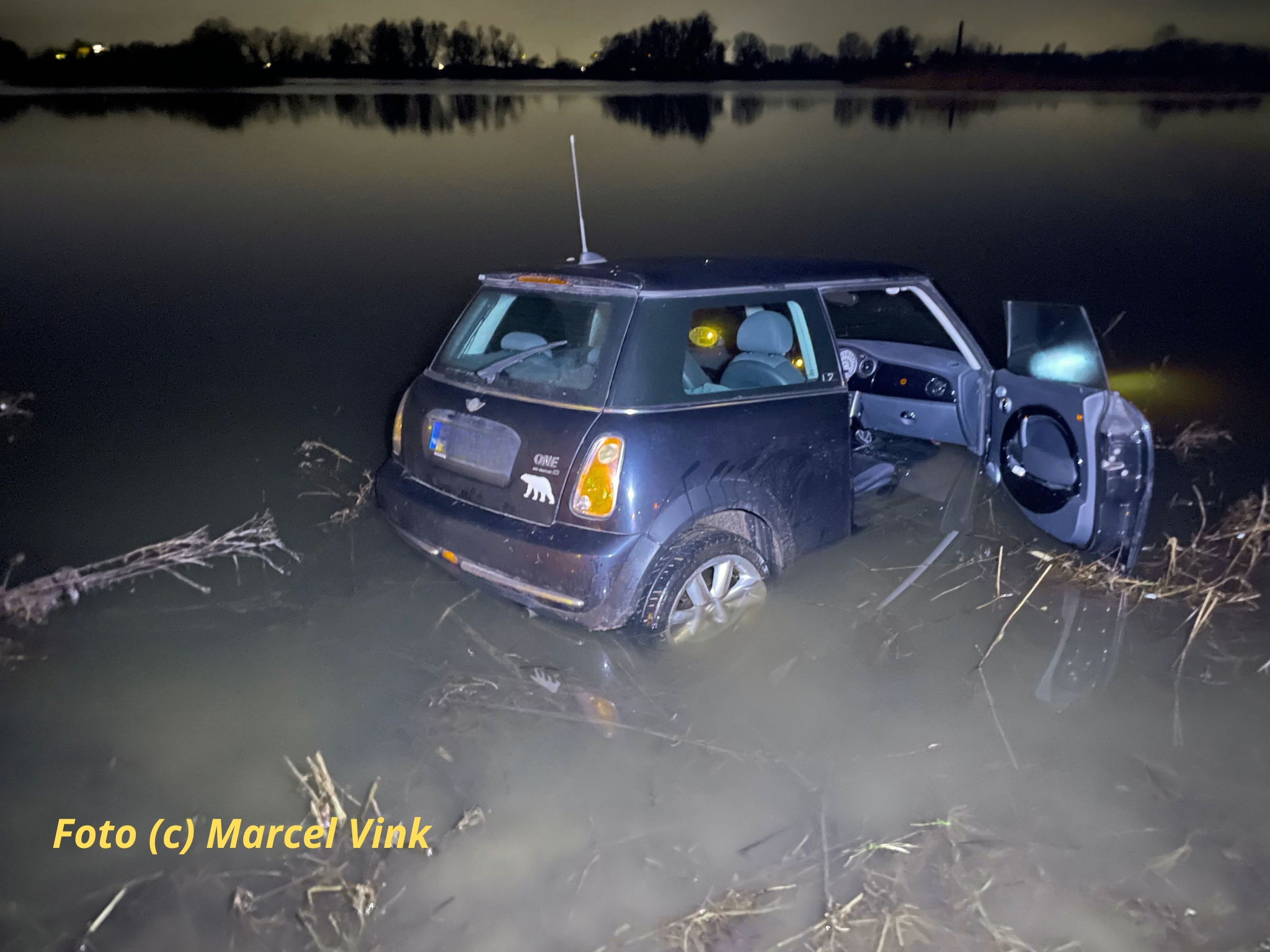 Auto belandt onderaan Ooijse Bandijk