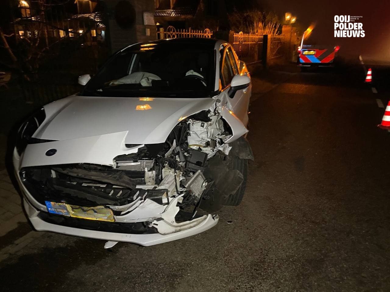 Auto total loss na frontale botsing aanhanger Wylerbaan in Groesbeek