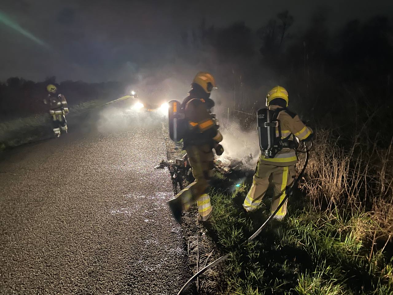 Afval gedumpt en aangestoken langs Langstraat in Ooij