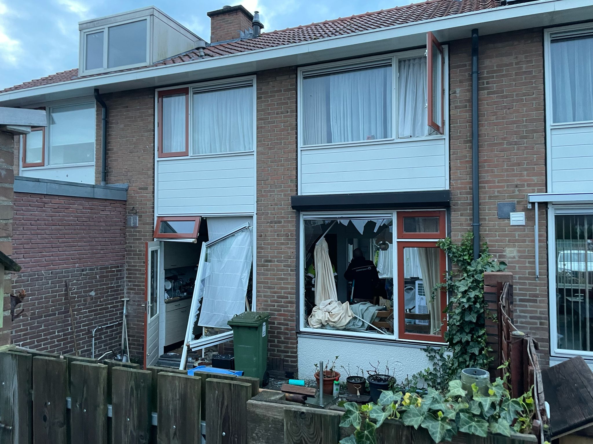 Woning zwaar beschadigd door gasexplosie in Groesbeek – bewoner gewond afgevoerd
