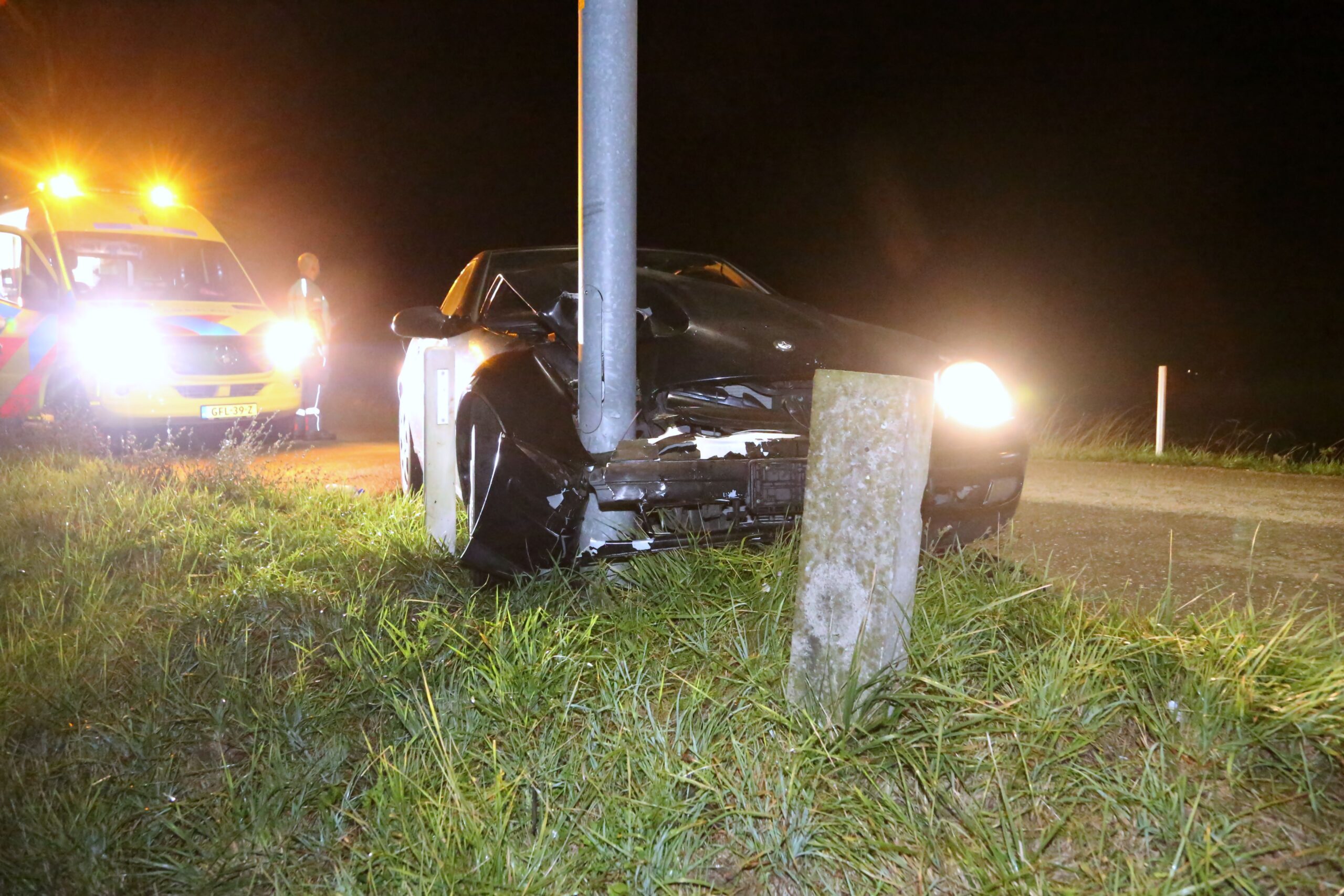 Auto botst op paal langs Erlecomsedam