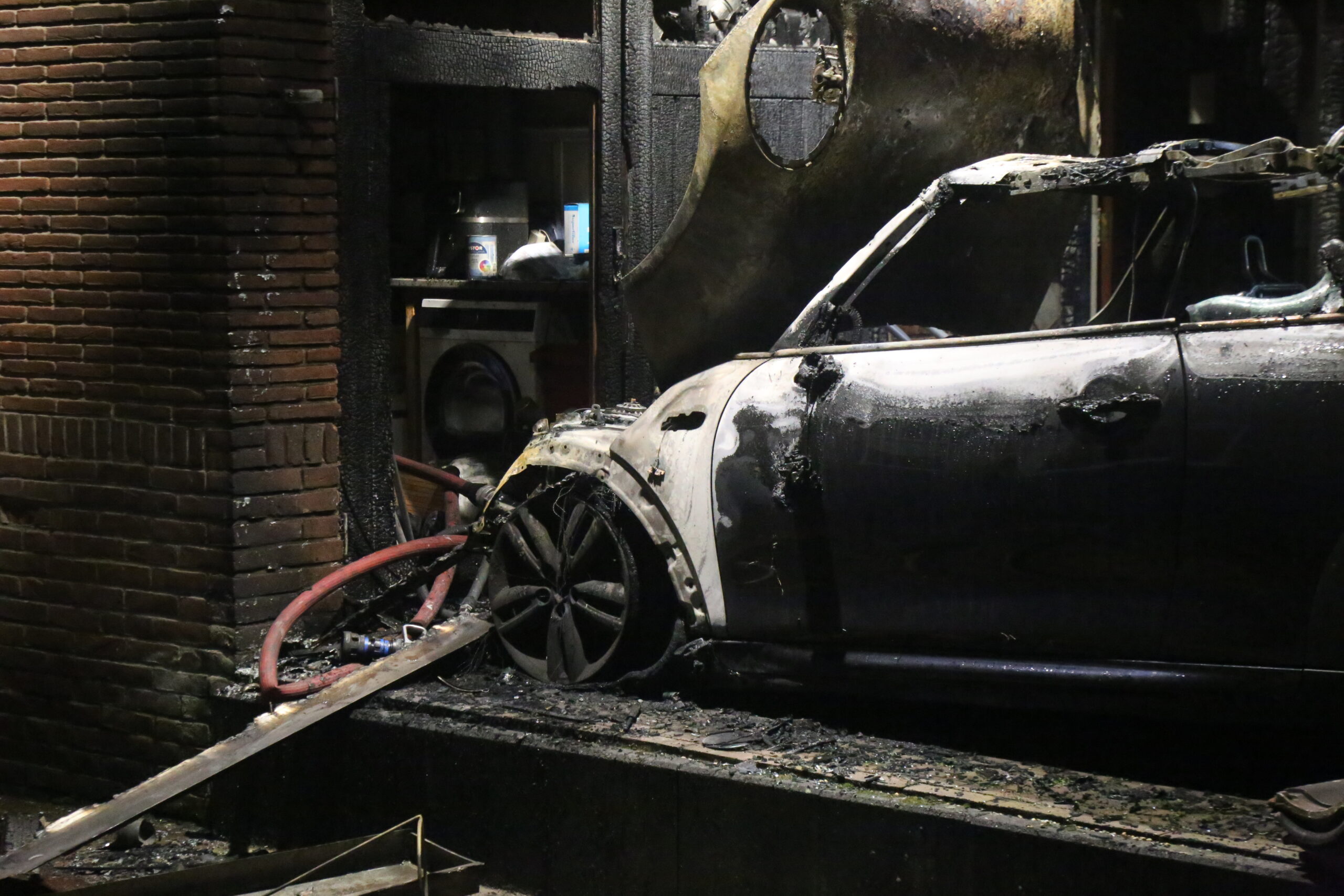 Auto brandt uit op oprit in Berg en Dal