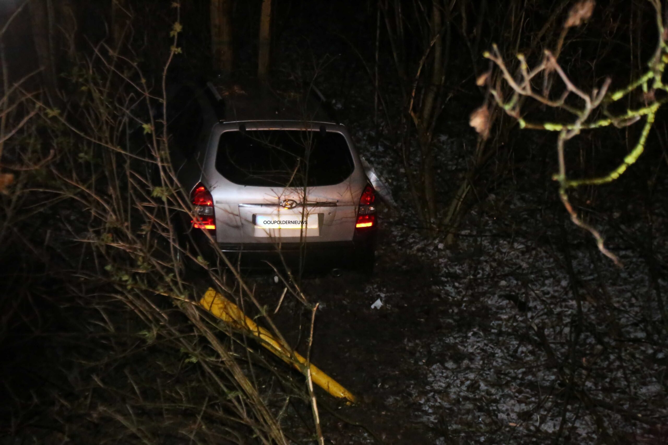 Auto raakt van de weg op Kapitteldijk Persingen