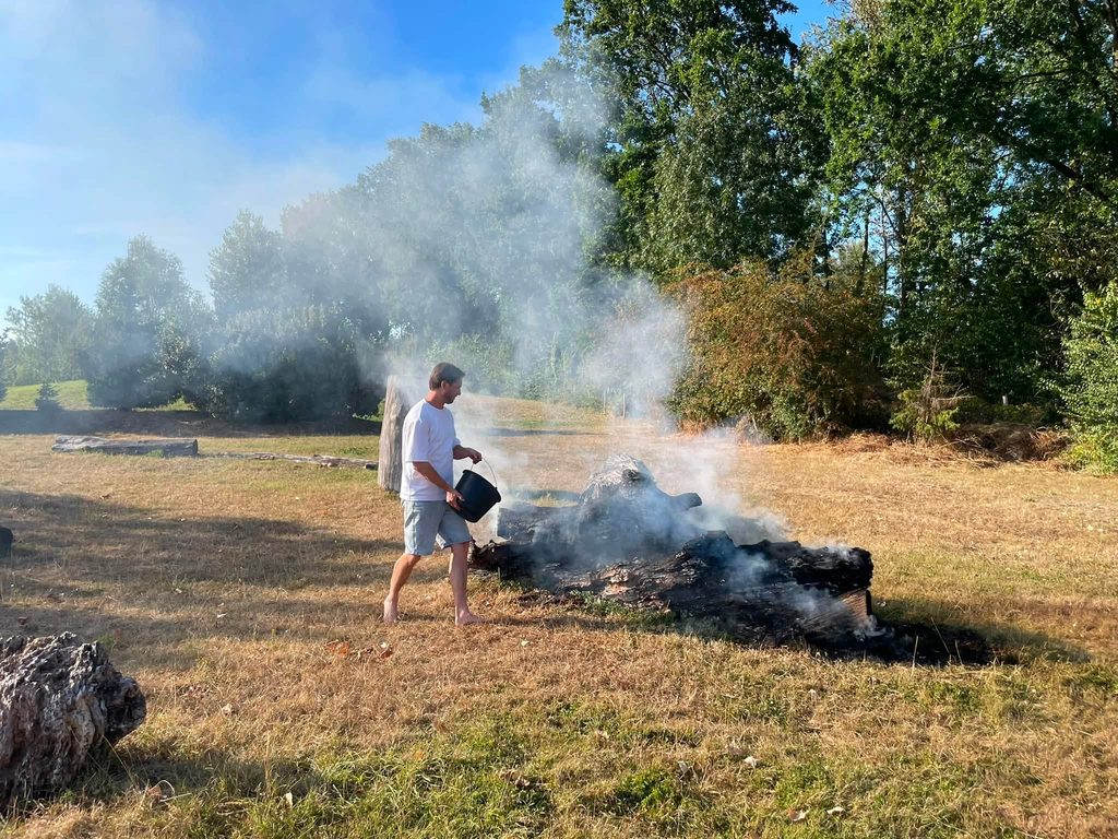 Brandweer blust brandende klimboomstam Ooij