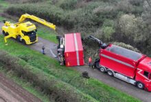 Aanhanger van vrachtwagen gekanteld op de Hezelstraat Ooij